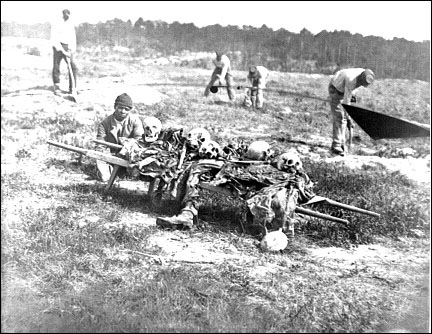 [Burying the Union dead at Cold Harbor[3].jpg]